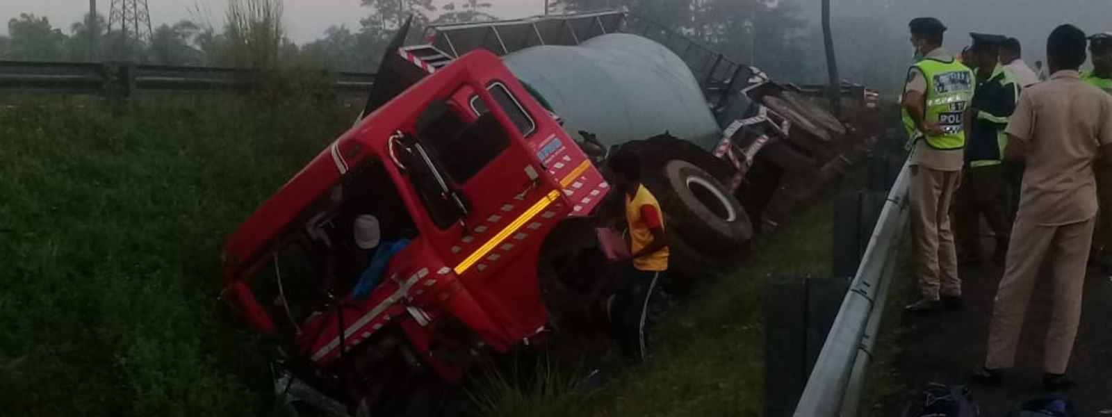 දක්ෂිණ අධිවේගී මාර්ගයේ අනතුරක්...